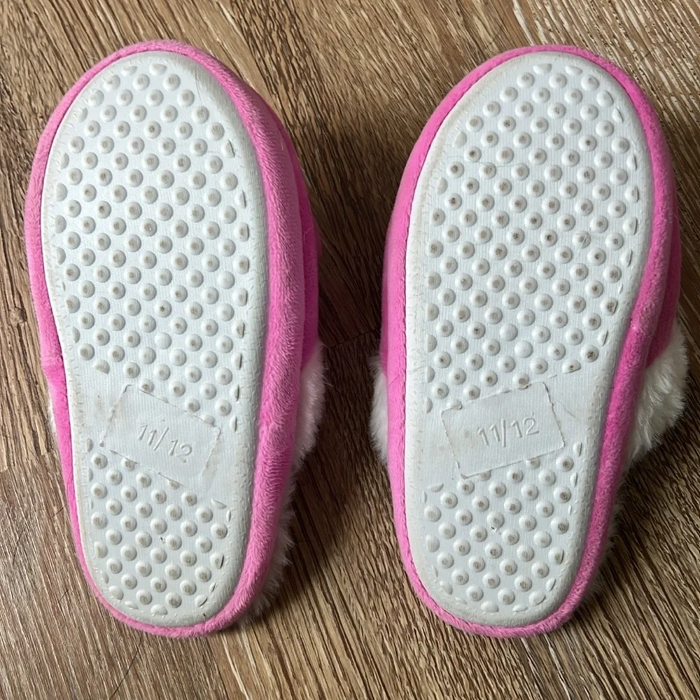 Adorable pink panda slippers girls 11/12. Excellent condition.
